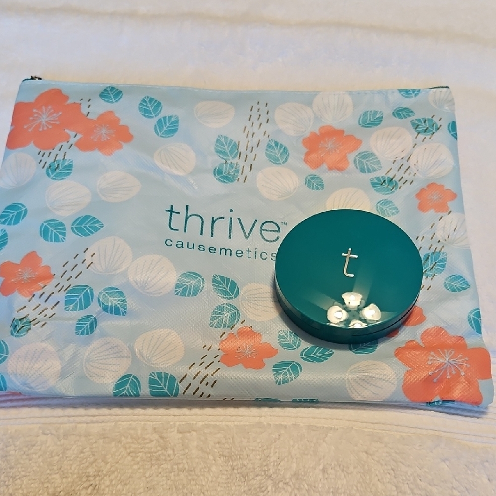 Thrive Causemetics Highlighter with Teal Compact